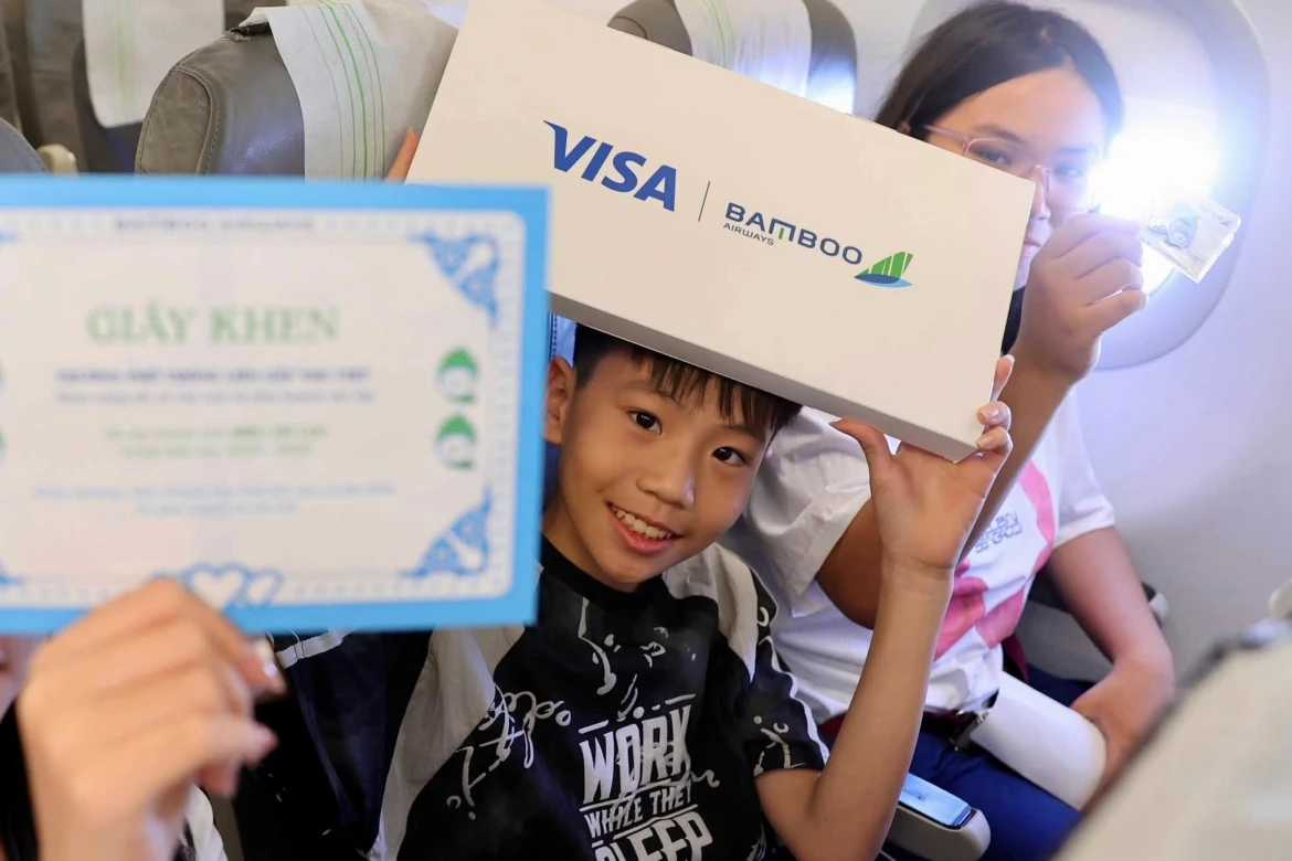 mang nu cuoi tre tho tren canh bay bamboo airways hinh anh 5