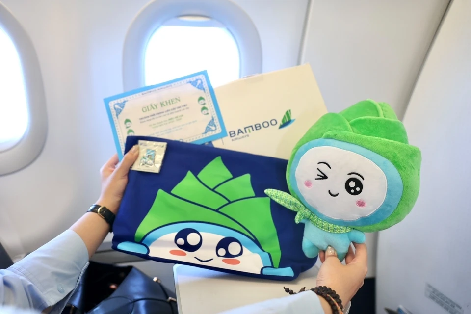 mang nu cuoi tre tho tren canh bay bamboo airways hinh anh 7