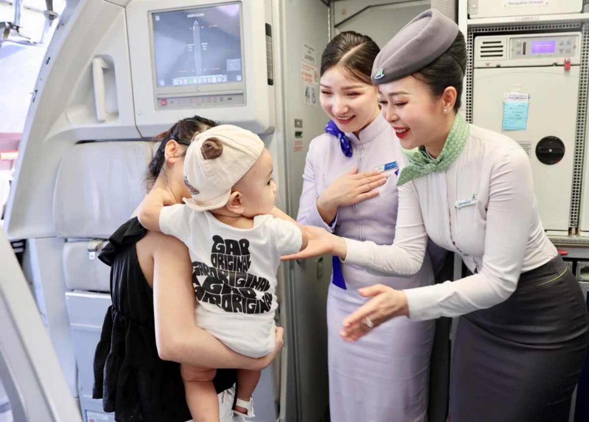 mang nu cuoi tre tho tren canh bay bamboo airways hinh anh 8