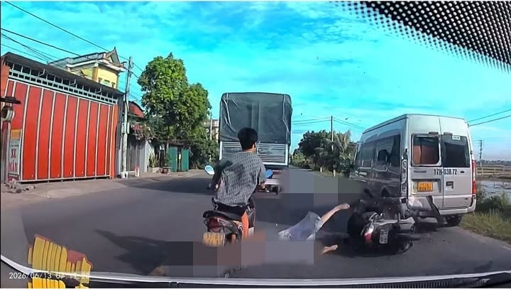 tong vao xe khach dang do ven quoc lo 39, doi nam nu tu nan hinh anh 1