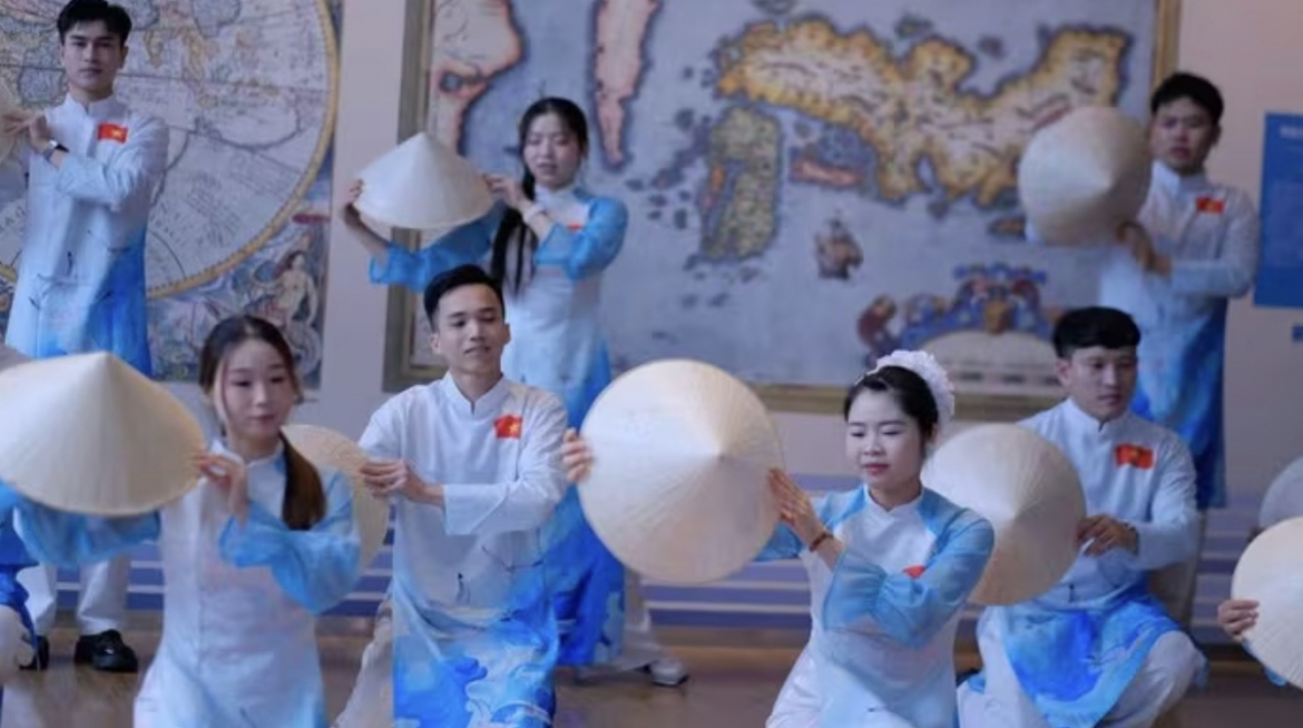 vietnamese community promotes cultural integration at asian pao festival picture 2