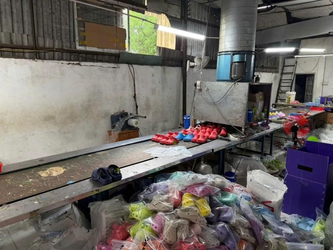 Dot kich xuong san xuat, buon ban dep gia cac thuong hieu noi tieng quy mo lon hinh anh 6