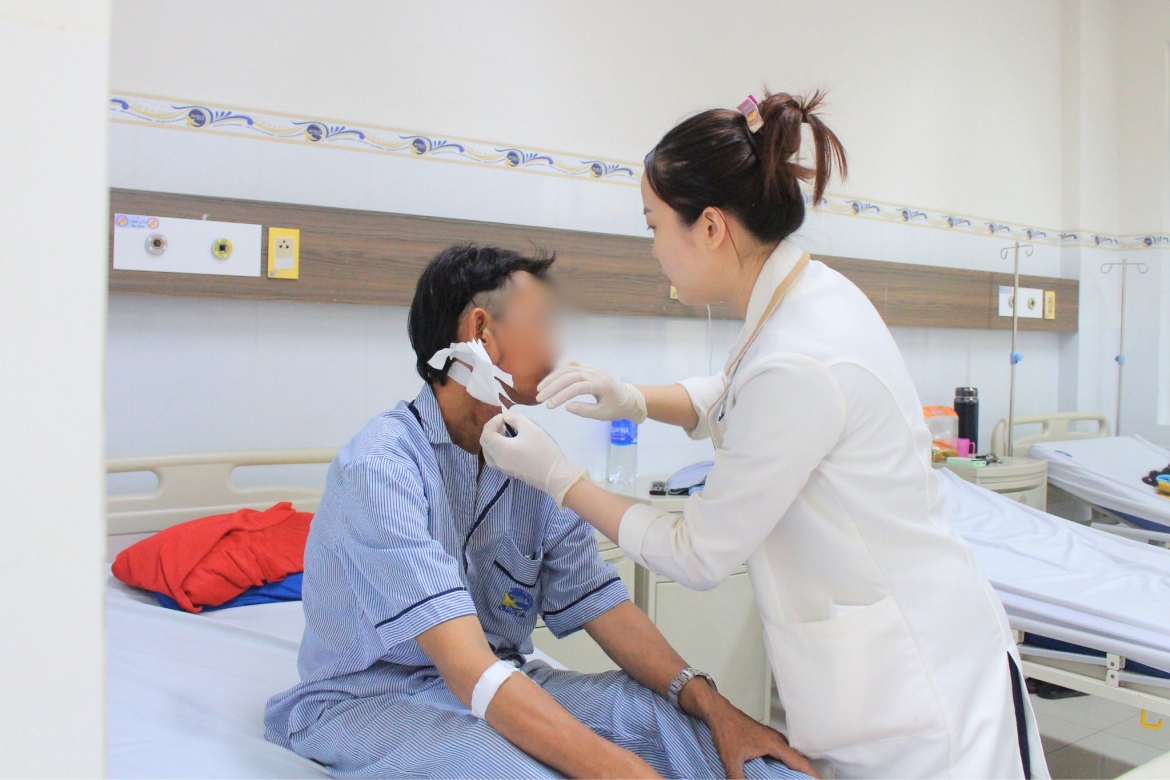 cong nhan bi thanh sat roi trung mat, dut hai dong mach hinh anh 2