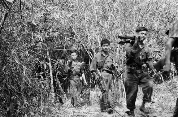 Cùng anh tiến quân trên đường dài