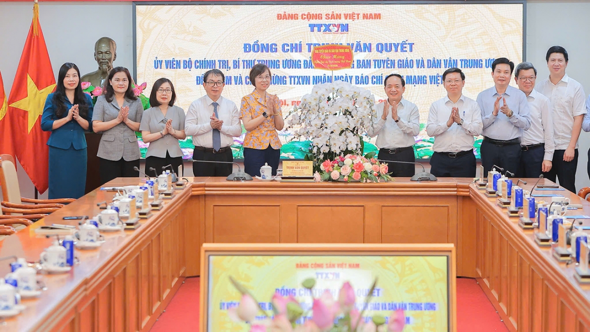truong ban tuyen giao va dan van trung uong chuc mung bao chi va nha bao lao thanh hinh anh 2