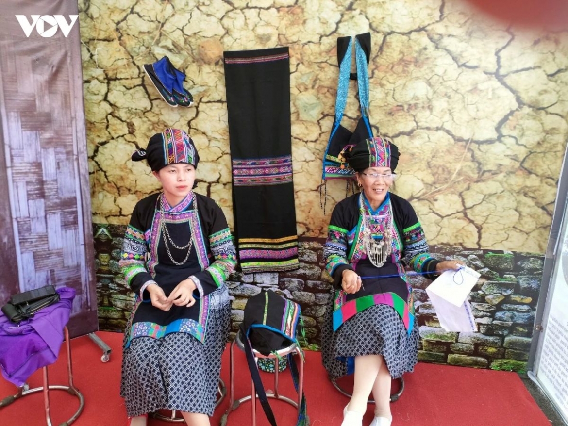 bo y women keep traditional textile crafts alive in northern vietnam picture 1