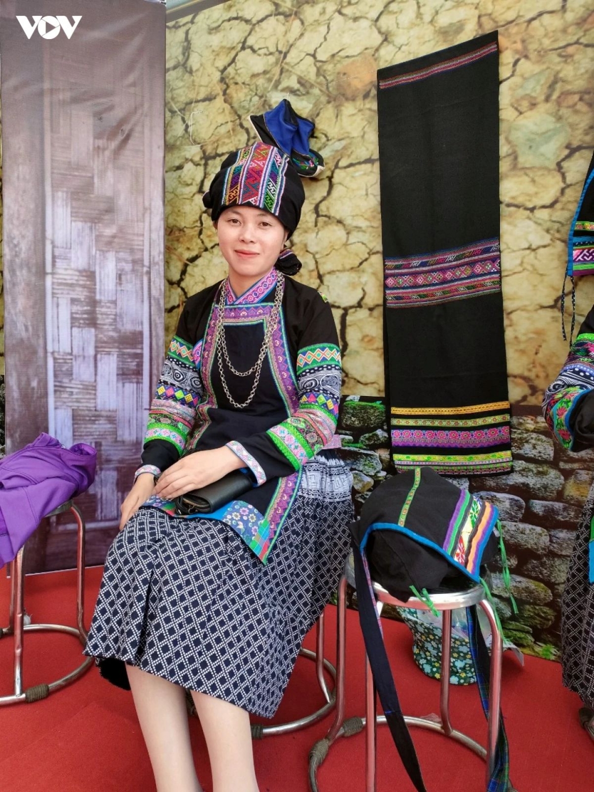 bo y women keep traditional textile crafts alive in northern vietnam picture 2