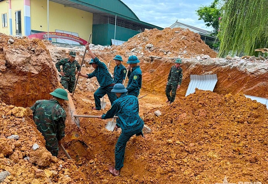Dao mong xay truong hoc, phat hien qua bom nang 250kg con nguyen kip no hinh anh 1