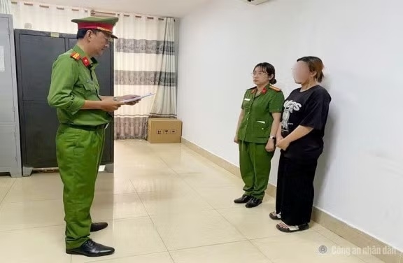 nguoi me tre bi bat vi danh con dan den tu vong hinh anh 1