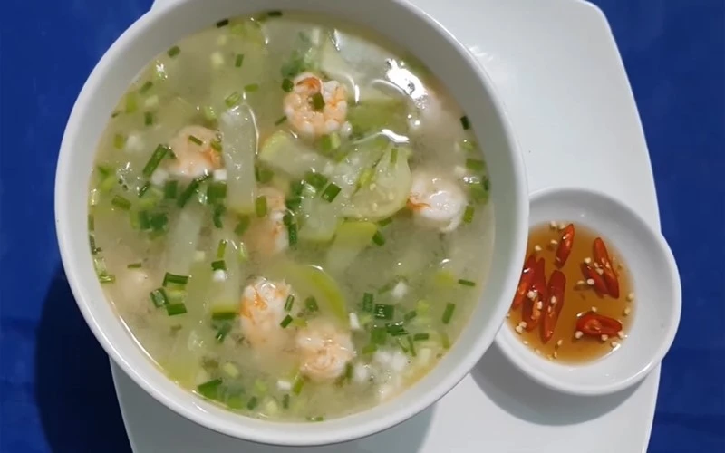8 mon canh thanh mat giup co the de chiu hon trong ngay nang nong hinh anh 1