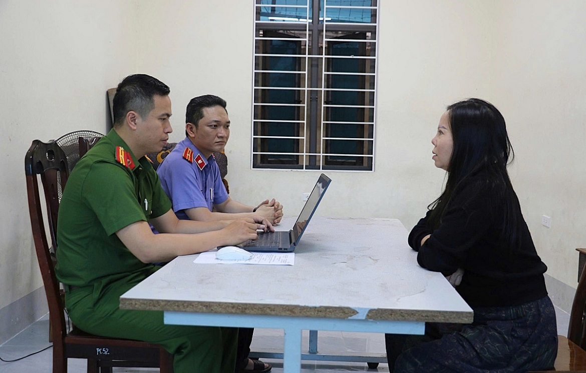 khoi to nguoi phu nu cung 2 dong pham nem chat ban vao cua hang quan ao o nghe an hinh anh 1