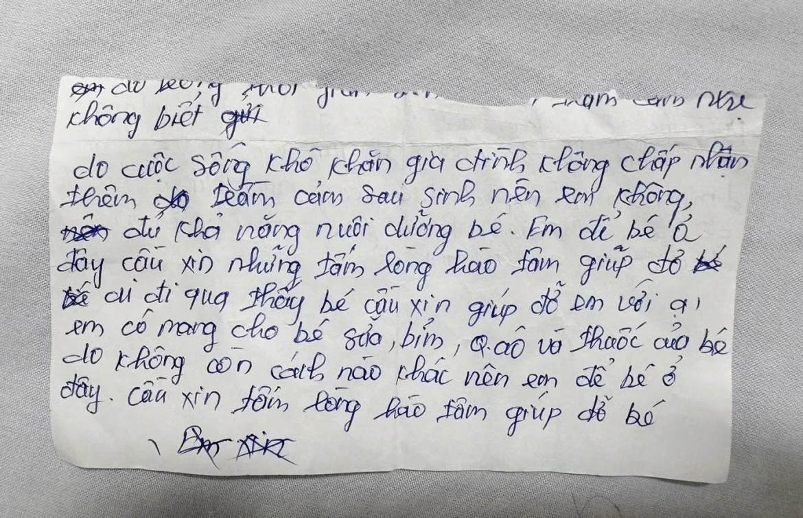 la thu dam nuoc mat ben be gai hai thang tuoi bi bo lai truoc cong cong ty hinh anh 2