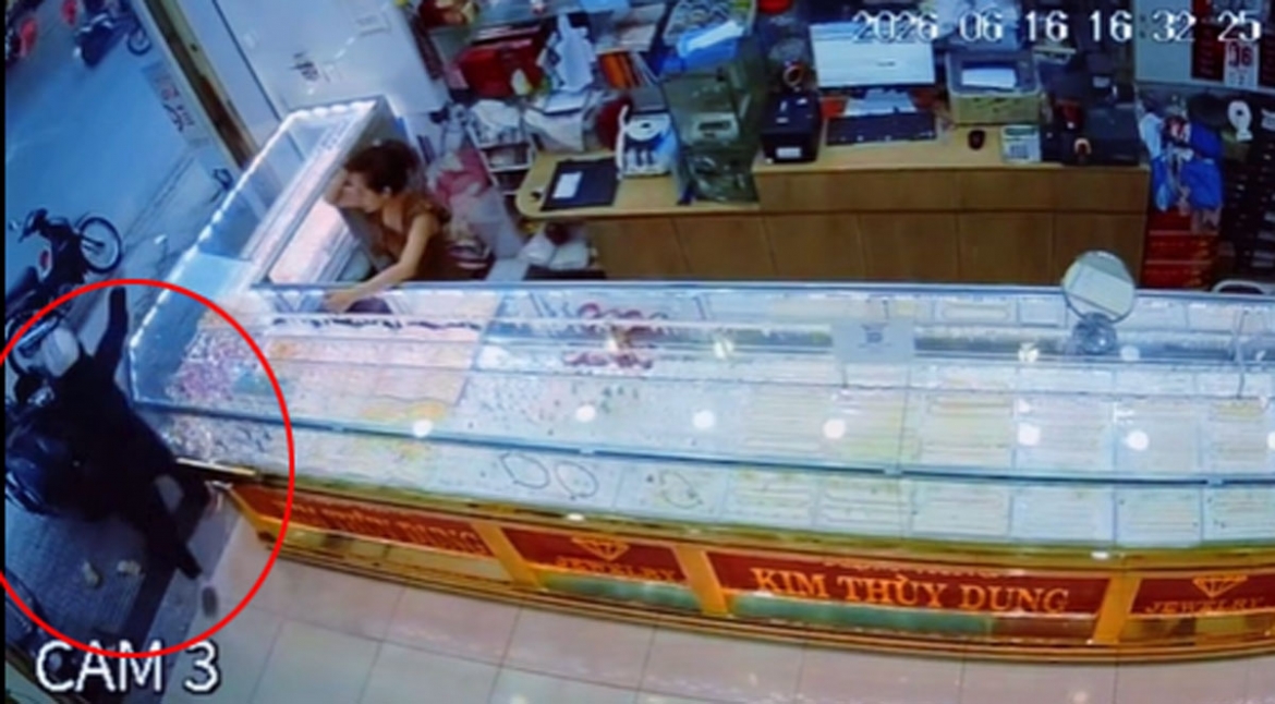 pha nhanh vu cuop tiem vang o tp.hcm, tom gon doi tuong gia danh khach mua hang hinh anh 1