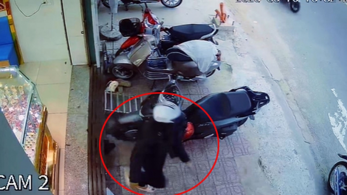 pha nhanh vu cuop tiem vang o tp.hcm, tom gon doi tuong gia danh khach mua hang hinh anh 2