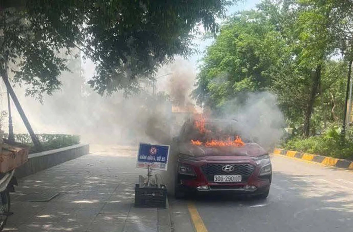 O to boc chay du doi giua trua nang nong o ha noi hinh anh 1