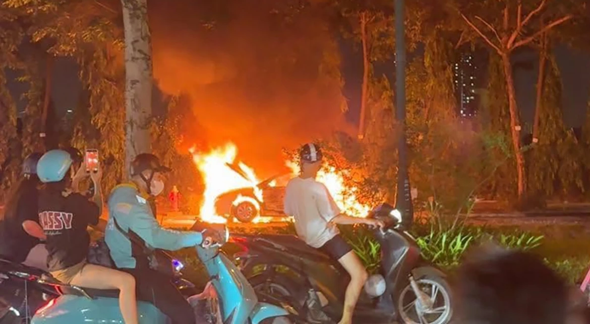 chay lon tai cong vien thien van hoc ha noi , o to bi lua thieu rui den tro khung hinh anh 1
