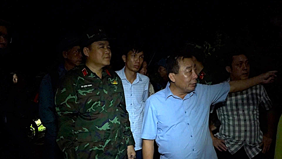 hang tram nguoi xuyen dem dap lua cuu rung o nghe an hinh anh 2