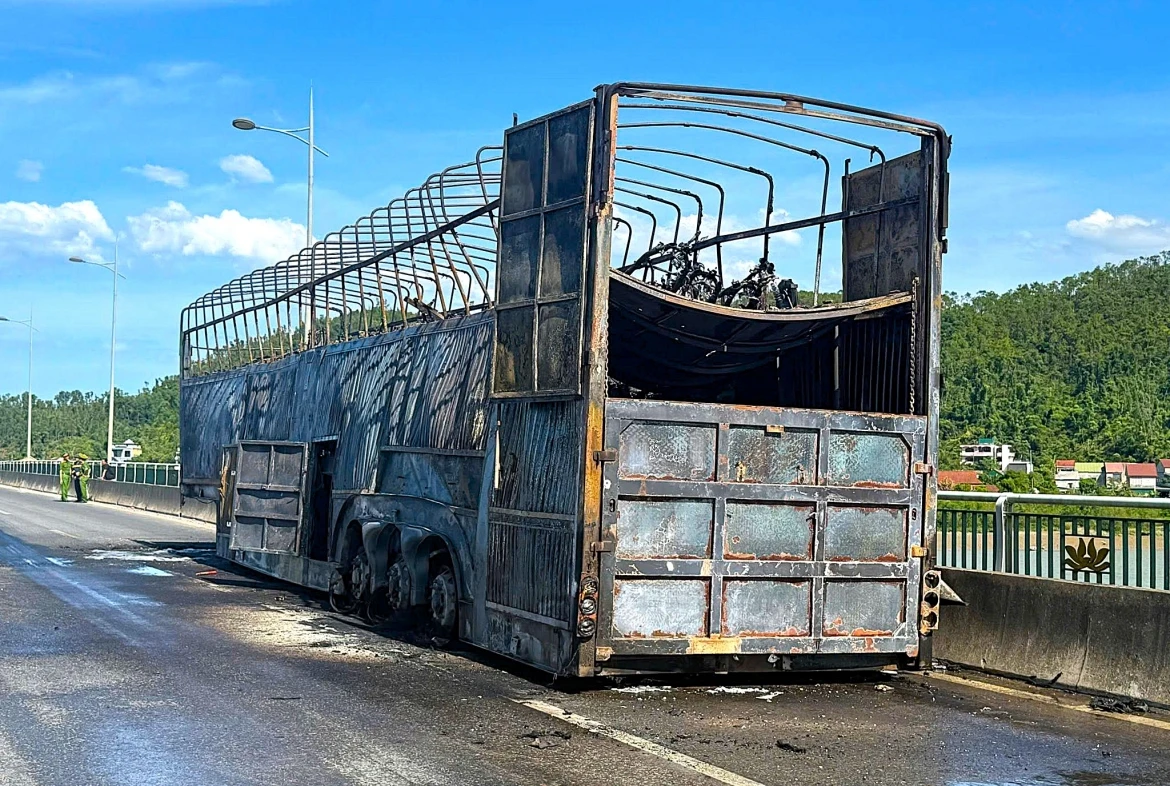 xe container cho hon 100 xe may boc chay tren cau ben thuy 2 bac qua song lam hinh anh 2