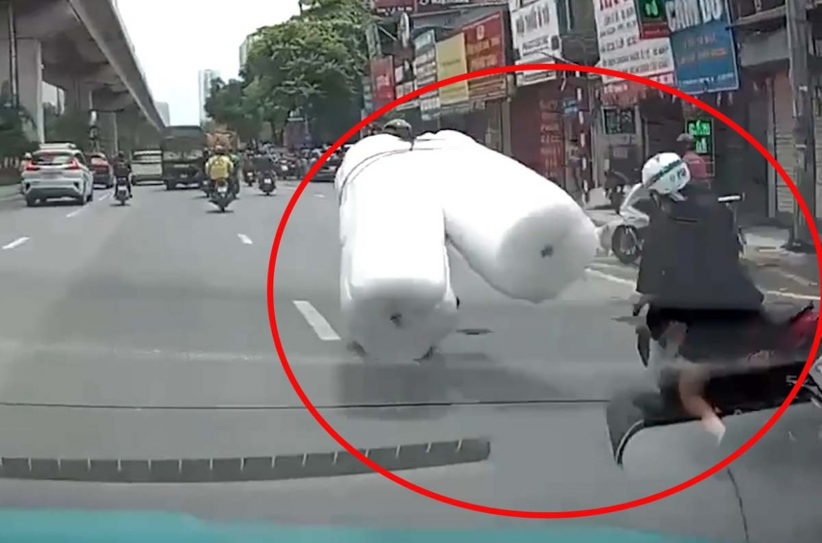 cho hang cong kenh va cham khien nguoi phu nu nga xuong gam xe o to hinh anh 1