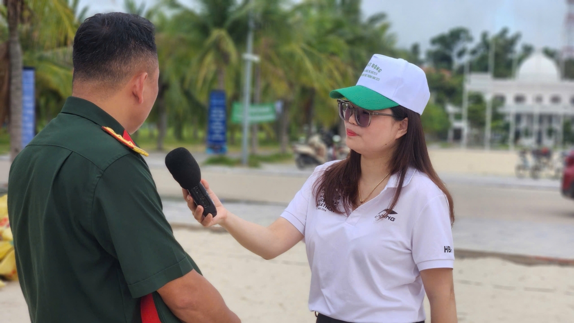 chuyen nghe giu tieng noi giua tam bao hinh anh 1