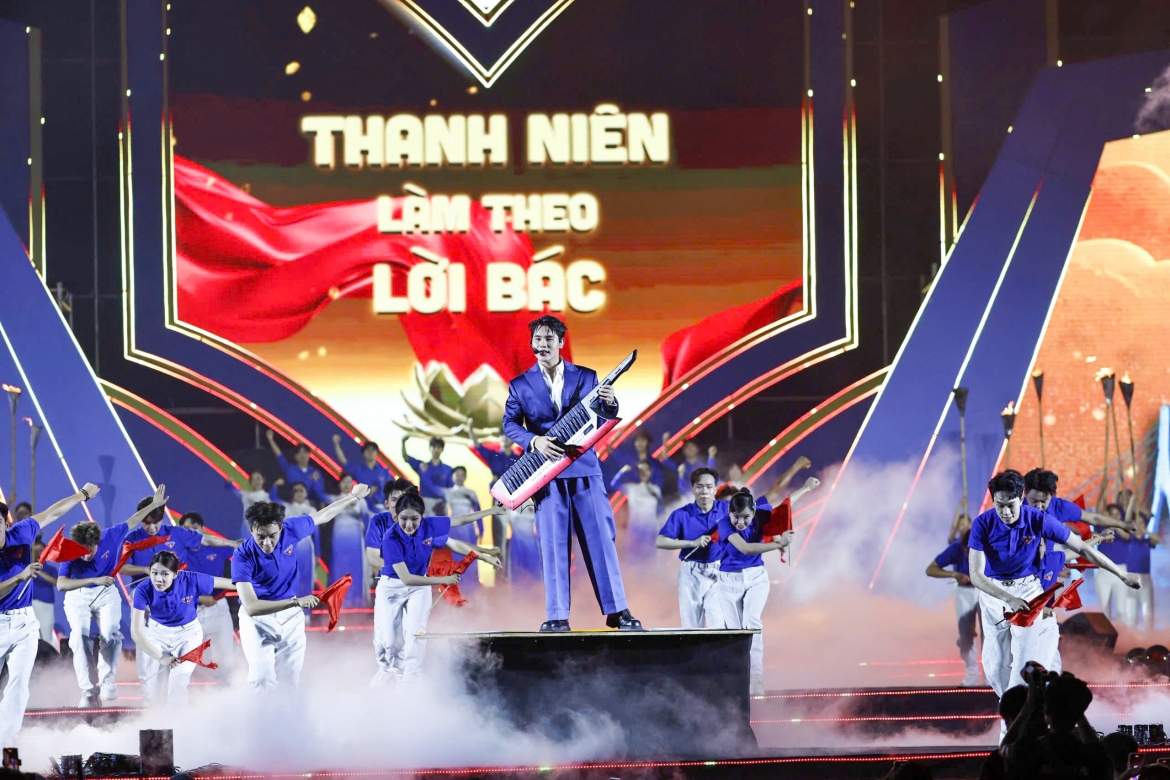 quang hung masterd, hoa minzy khien hon 20.000 khan gia bung no tai my Dinh hinh anh 2