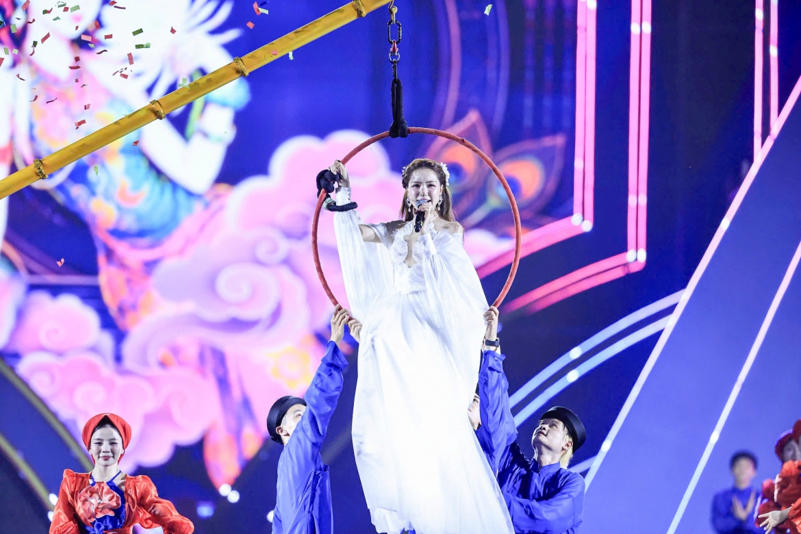 quang hung masterd, hoa minzy khien hon 20.000 khan gia bung no tai my Dinh hinh anh 5