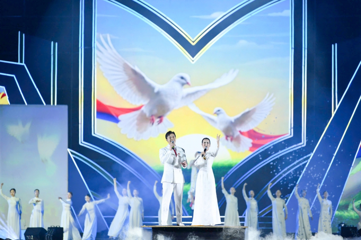 quang hung masterd, hoa minzy khien hon 20.000 khan gia bung no tai my Dinh hinh anh 4