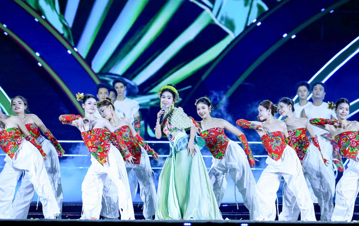 quang hung masterd, hoa minzy khien hon 20.000 khan gia bung no tai my Dinh hinh anh 8