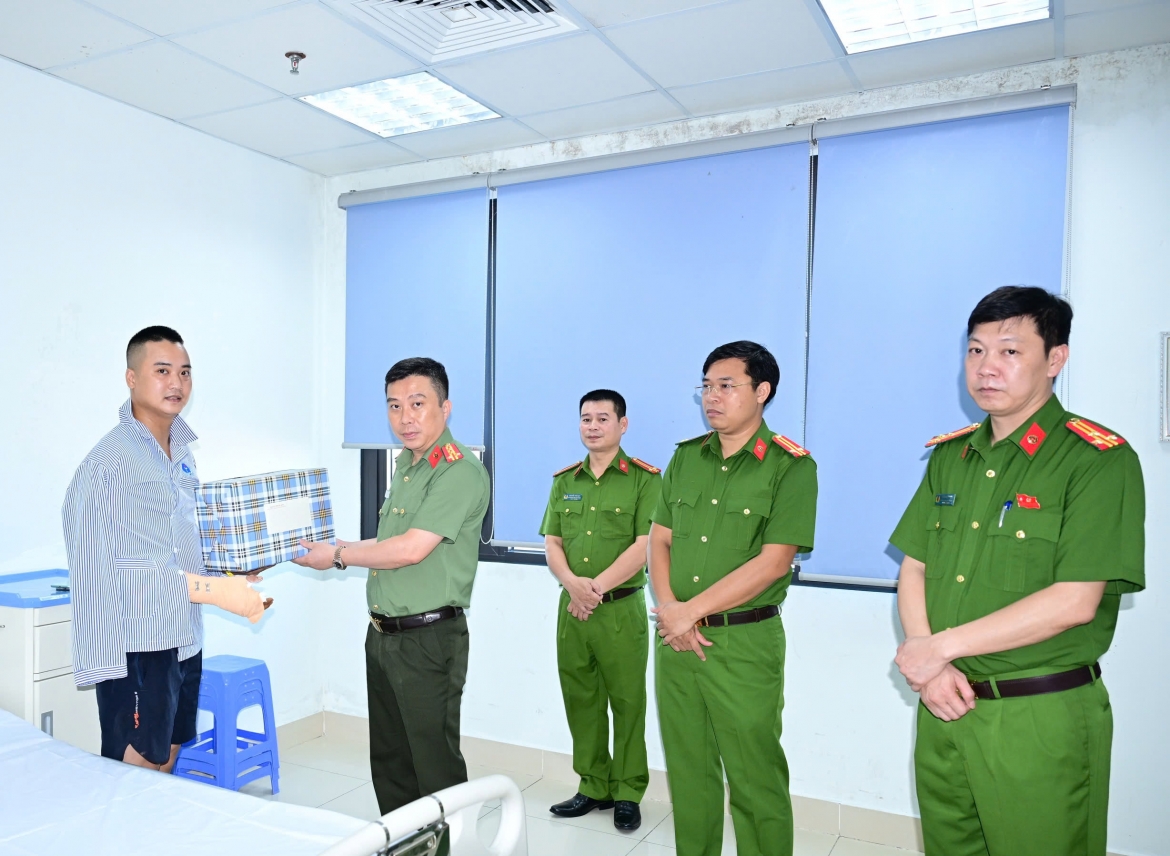 tham hoi can bo cong an bi thuong khi khong che doi tuong cam dao o hai phong hinh anh 1