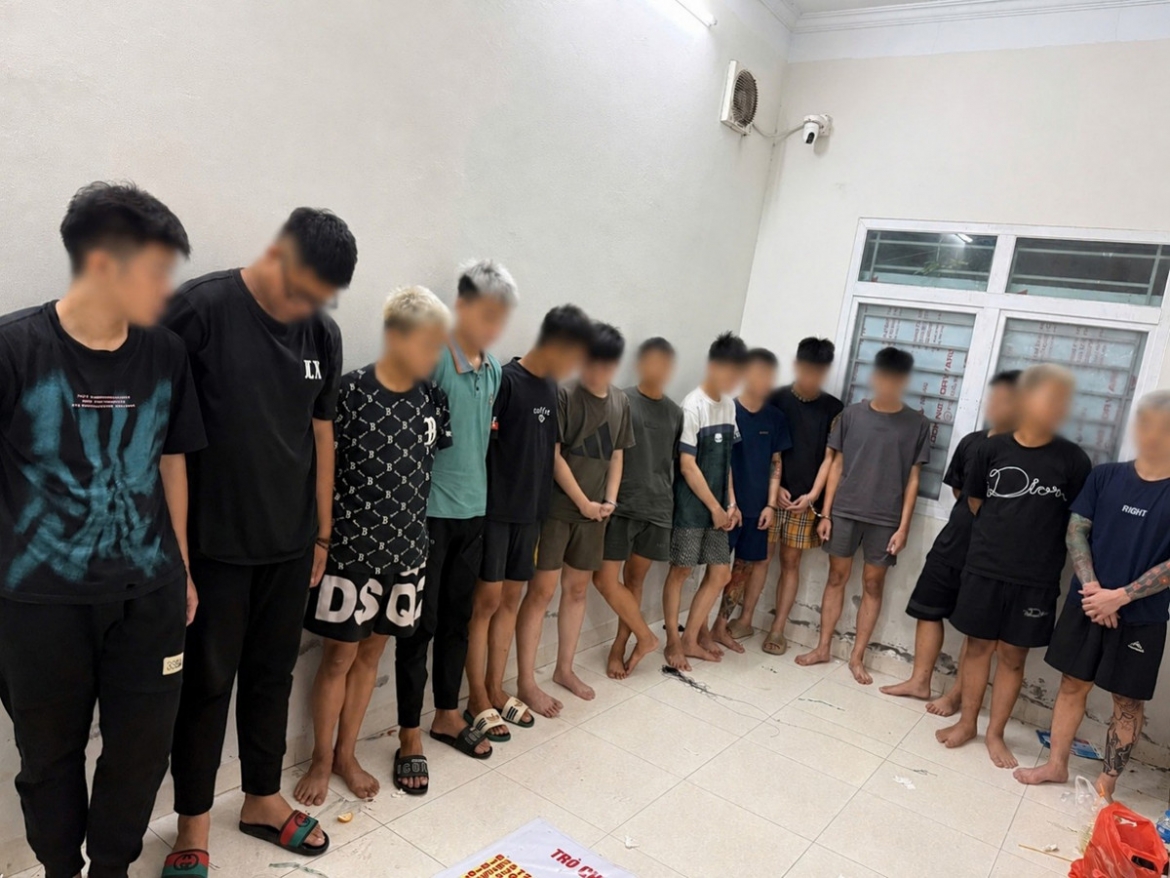 cong an ha noi lien tiep bat giu cac nhom thanh thieu nien mang hung khi dao pho hinh anh 2