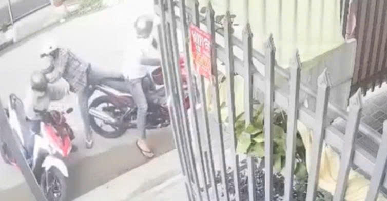 clip ke cuop giat bang duoc day chuyen cua nguoi phu nu ngay truoc cua nha tro hinh anh 1