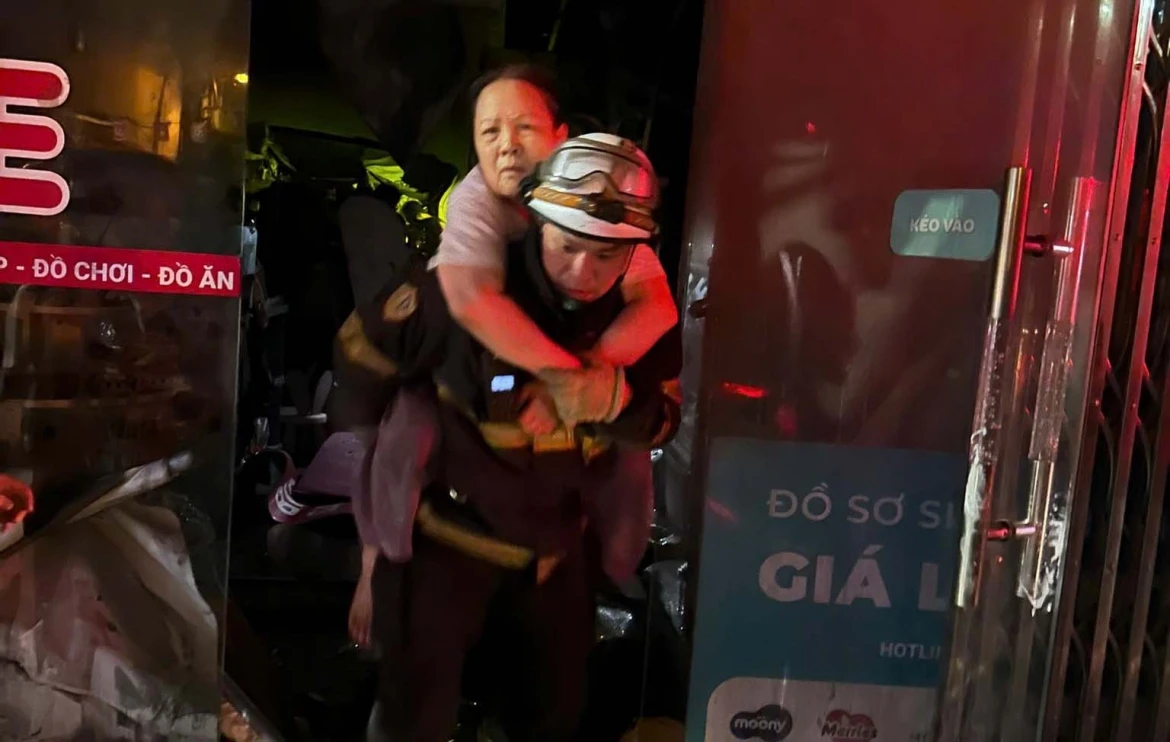 chay du doi tai cua hang do so sinh o ha noi, 5 nguoi bi mac ket duoc cuu thoat hinh anh 1