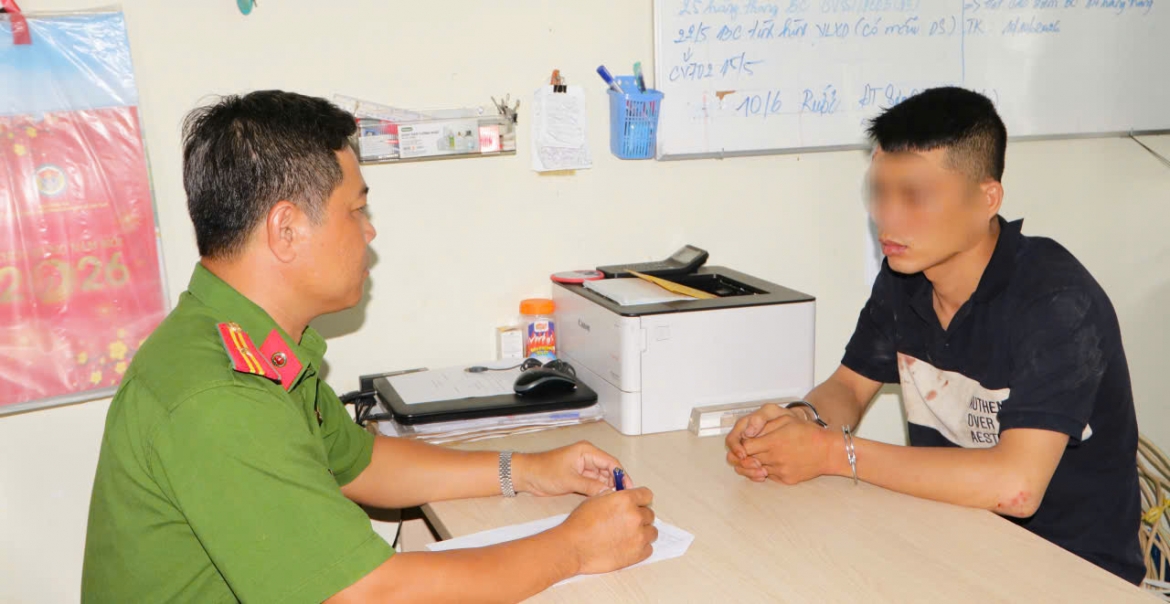 khoi to doi tuong chong nguoi thi hanh cong vu va bat nguoi trai phap luat hinh anh 2