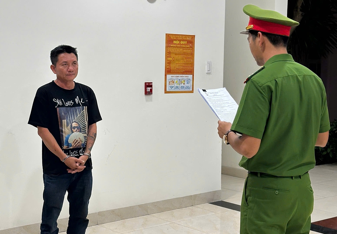 Tạm giữ hình sự đối tượng say rượu lái ô tô lao vào quán nhậu