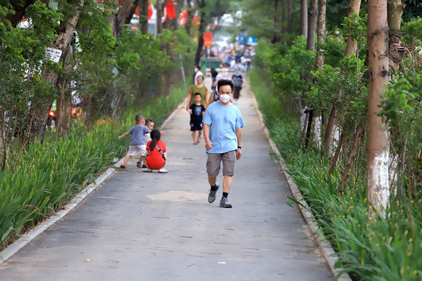 Đi bộ buổi sáng hay tối giúp giảm cân hiệu quả hơn?