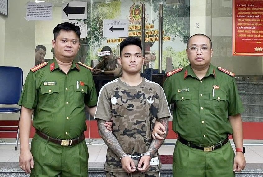 bat giu ke con do cam dieu cay danh nguoi di duong o ha noi hinh anh 1