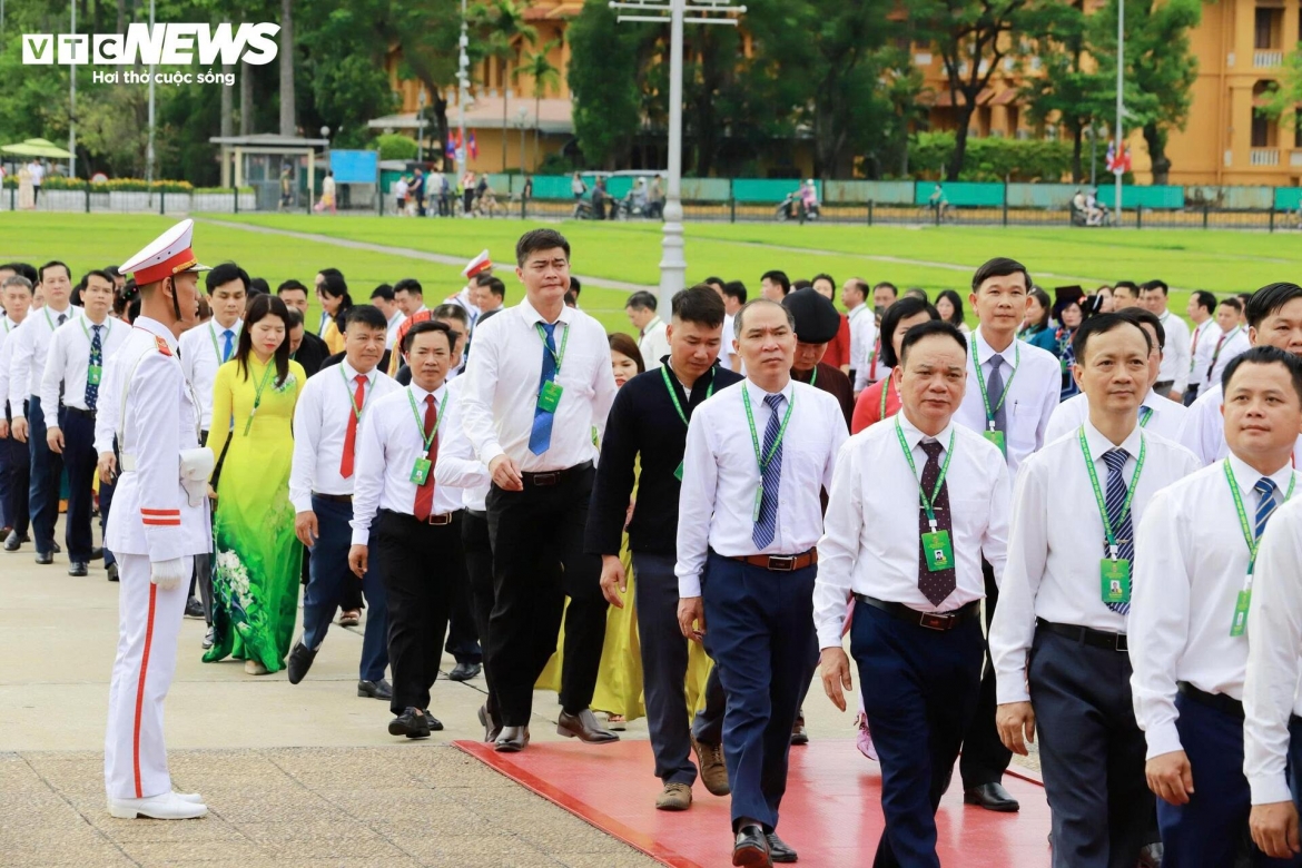 Dai bieu du Dai hoi hoi nong dan viet nam vao lang vieng chu tich ho chi minhh hinh anh 9