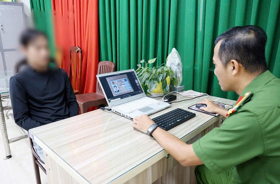 Đối tượng cưỡng đoạt tiền của tiếp viên quán karaoke ở An Giang ra đầu thú