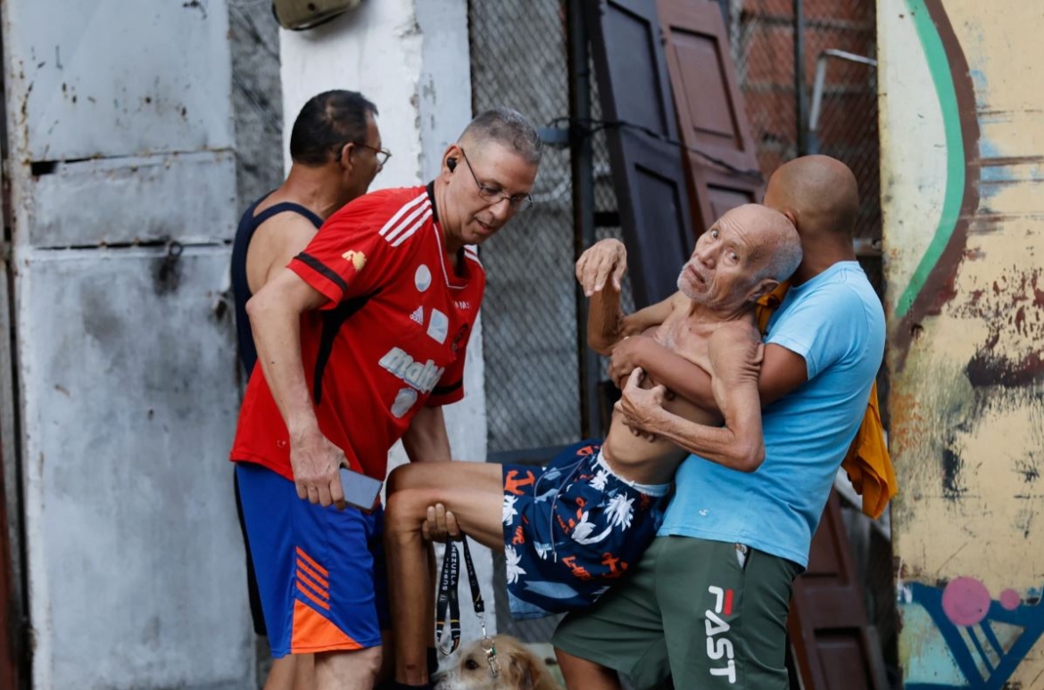 Dong dat kep rung chuyen venezuela nhieu cong trinh do sap, san bay dong cua hinh anh 3