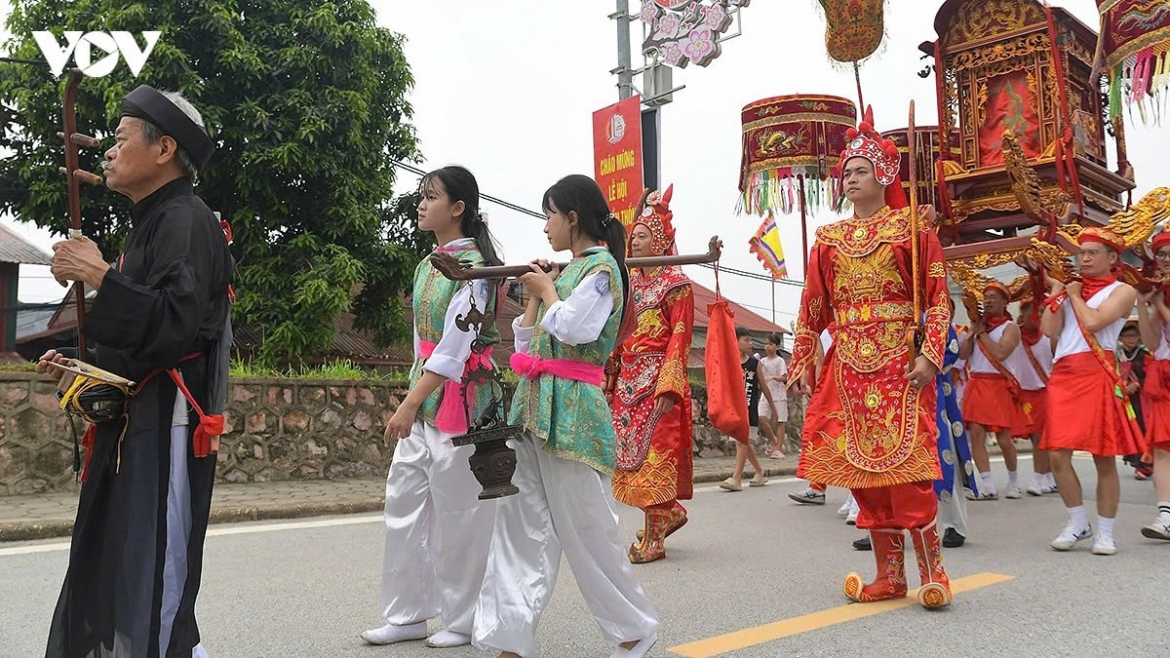 duck-catching contest livens up hanoi s chem communial house festival picture 1