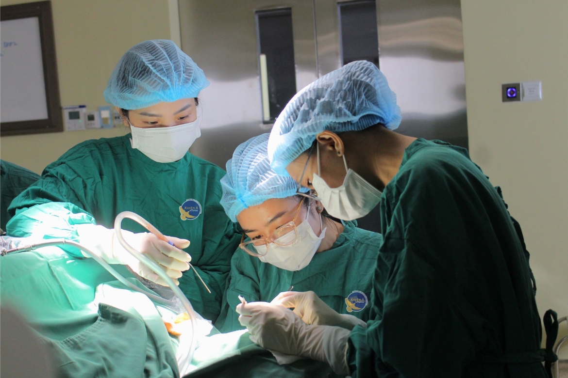 Công nhân bị thanh sắt rơi trúng mặt, đứt hai động mạch