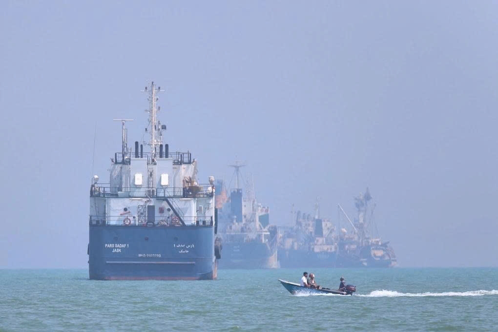nhieu tau hang cho duoc di qua eo hormuz theo chi dan cua iran hinh anh 1