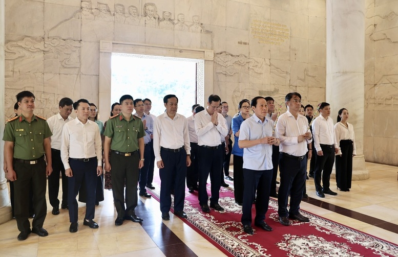 pho thu tuong le tien chau dang huong tuong nho chu tich ho chi minh hinh anh 2
