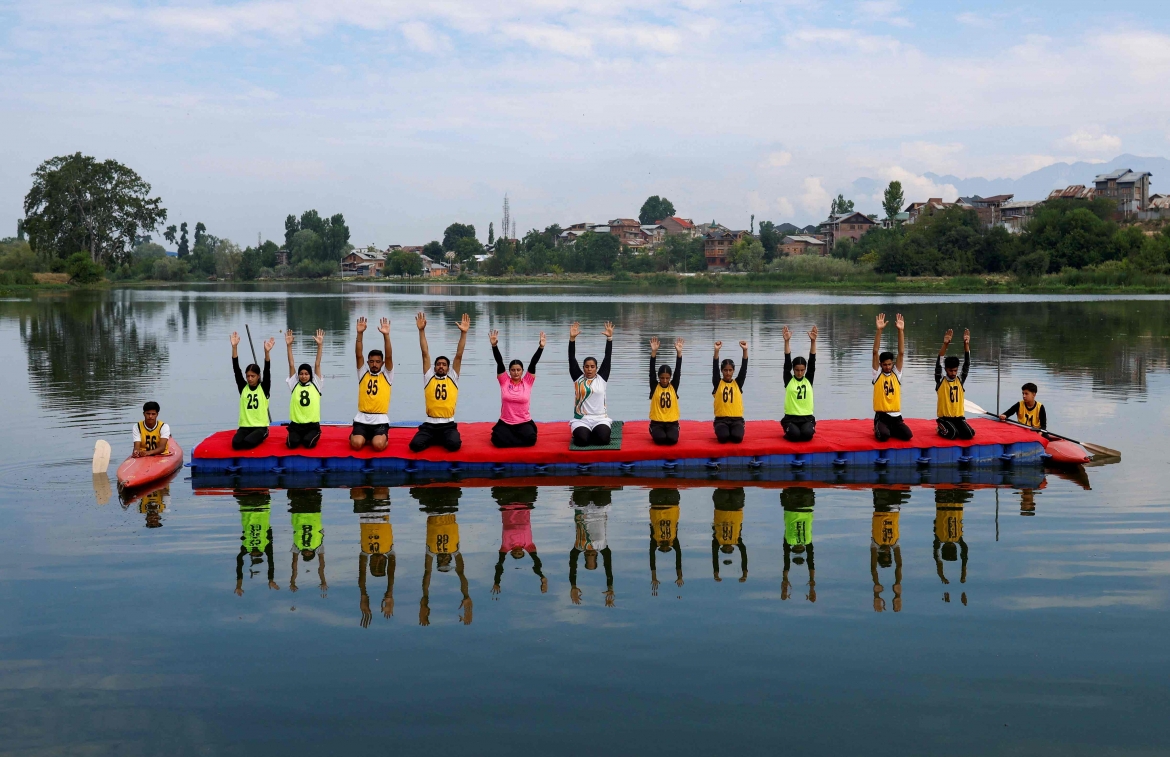 hang trieu nguoi tren khap the gioi cung tap yoga trong ngay 21 6 hinh anh 9