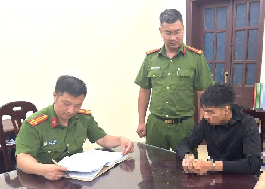 con chua du tuoi lai xe gay tai nan, me bi khoi to vi giao xe hinh anh 1