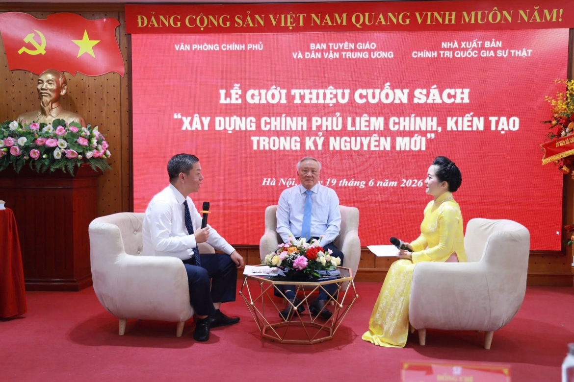 gs.ts nguyen hoa binh chinh phu kien tao khong chi tap trung vao quan ly hinh anh 1