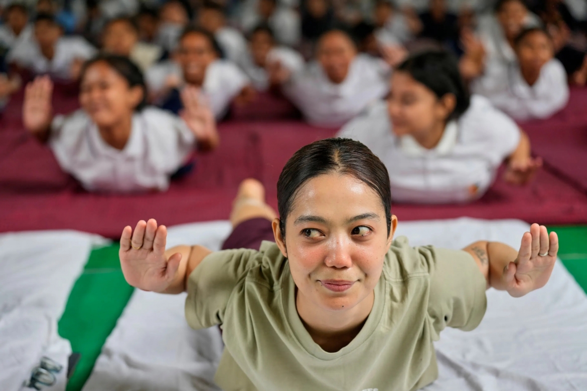 hang trieu nguoi tren khap the gioi cung tap yoga trong ngay 21 6 hinh anh 3