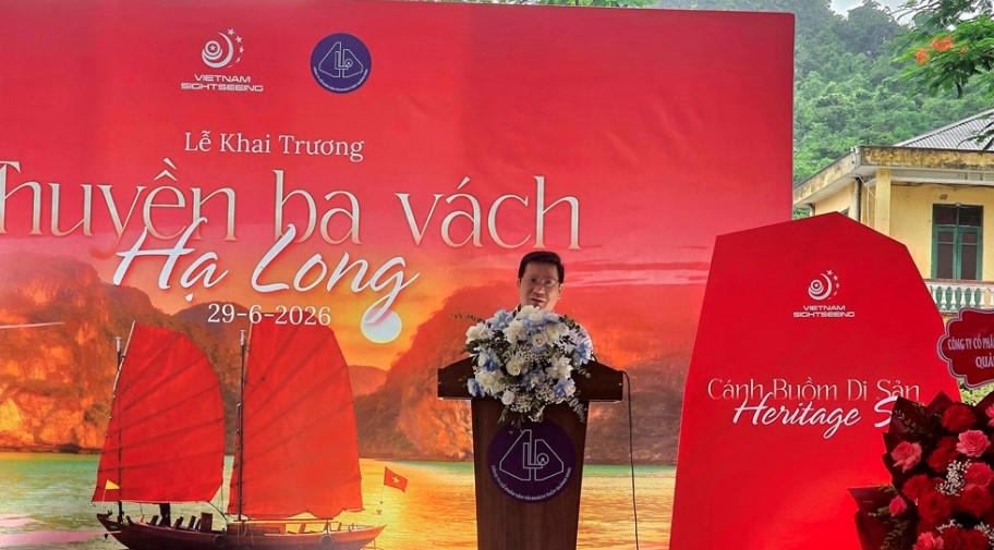quang ninh launches traditional three-panel sailboat tour on ha long bay picture 1