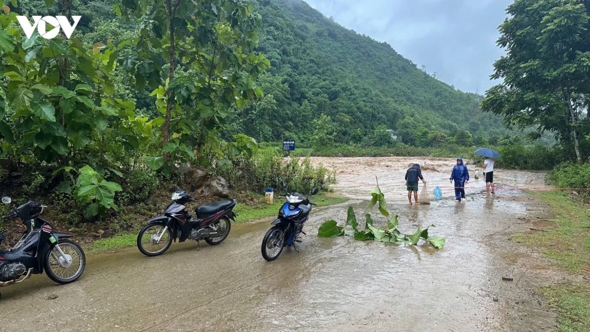 northern vietnam faces heavy rainfall, flashflood, landslide risks picture 1
