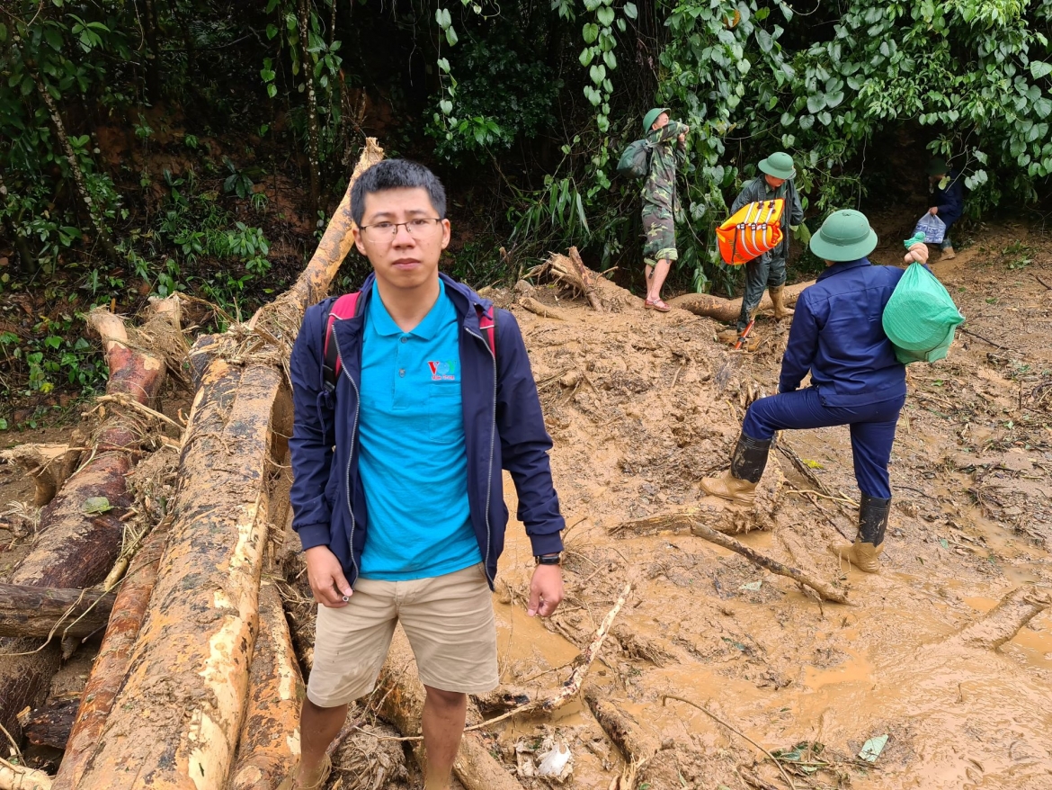 dau chan phong vien trong mua lu du hinh anh 4